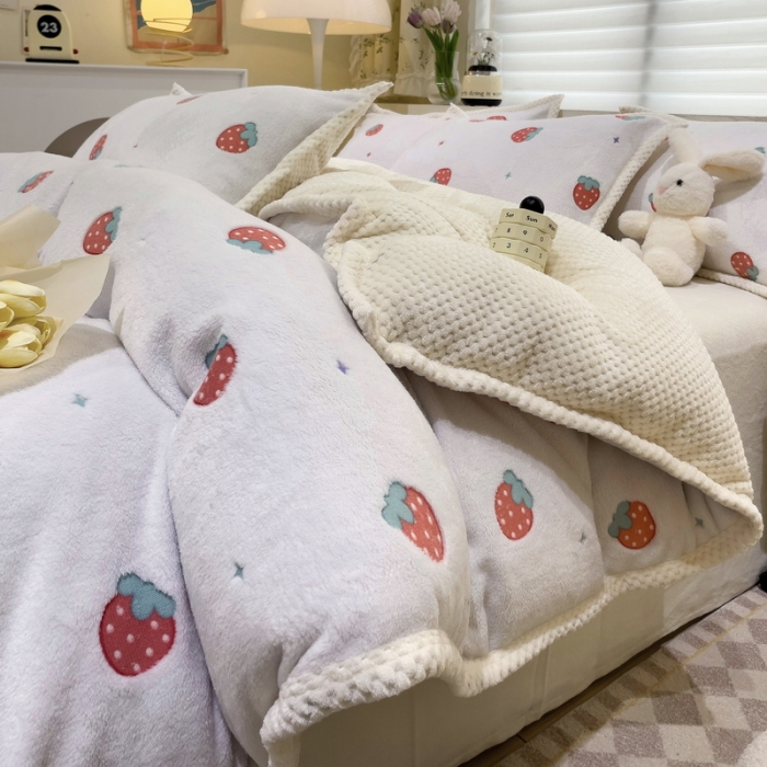 91家纺网 家纺一手货源 找家纺 锦威郎 2023新款云朵绒保暖牛奶绒毛毯绒单被套加绒加厚法莱绒四件套 草莓白