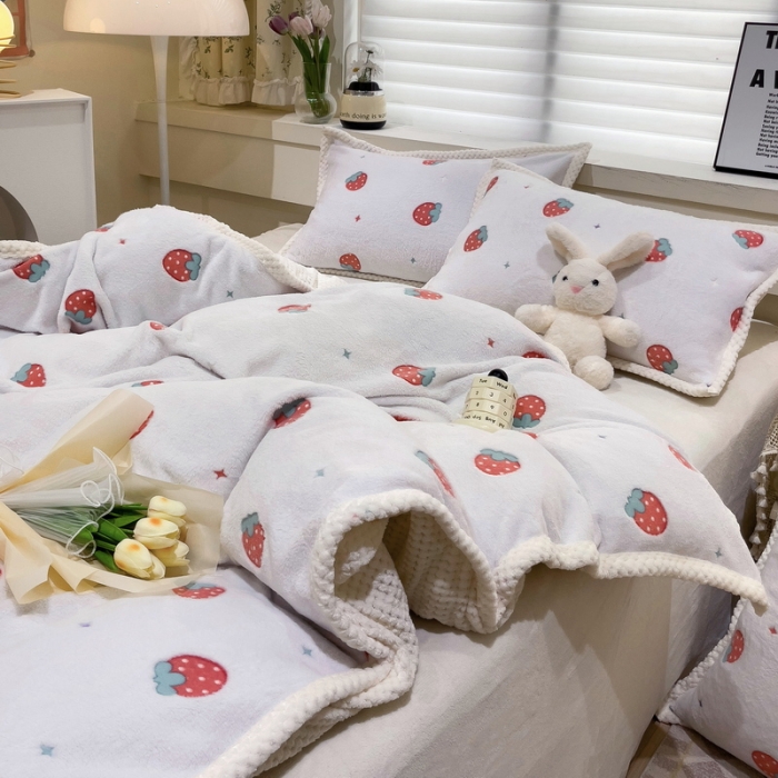 91家纺网 家纺一手货源 找家纺 锦威郎 2023新款云朵绒保暖牛奶绒毛毯绒单被套加绒加厚法莱绒四件套 草莓白
