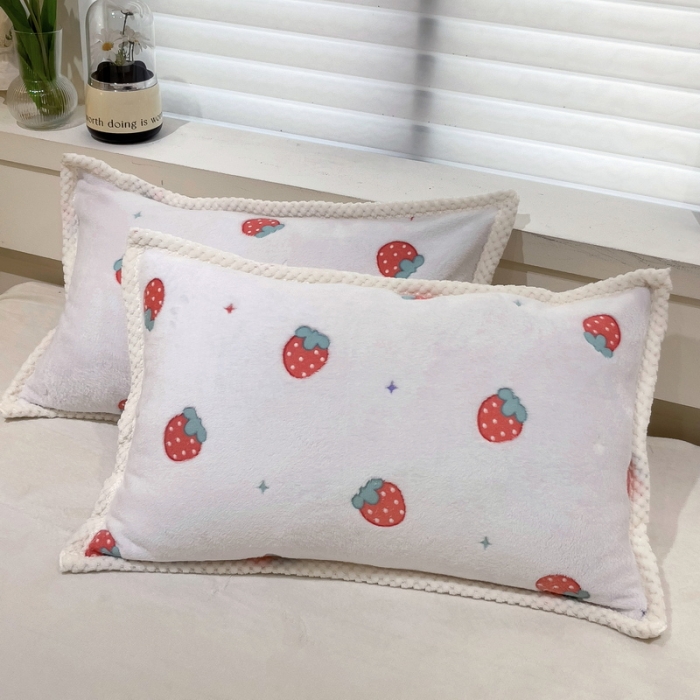 91家纺网 家纺一手货源 找家纺 锦威郎 2023新款云朵绒保暖牛奶绒毛毯绒单被套加绒加厚法莱绒四件套 草莓白