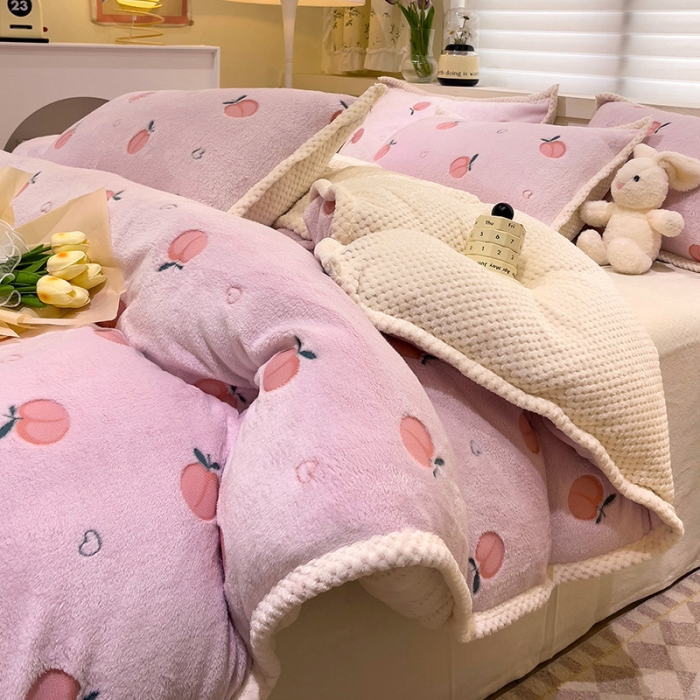 91家纺网 家纺一手货源 找家纺 锦威郎 2023新款云朵绒保暖牛奶绒毛毯绒单被套加绒加厚法莱绒四件套 蜜桃粉