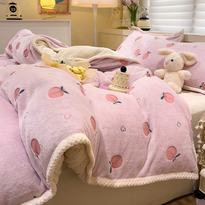 91家纺网 家纺一手货源 找家纺 锦威郎 2023新款云朵绒保暖牛奶绒毛毯绒单被套加绒加厚法莱绒四件套 蜜桃粉