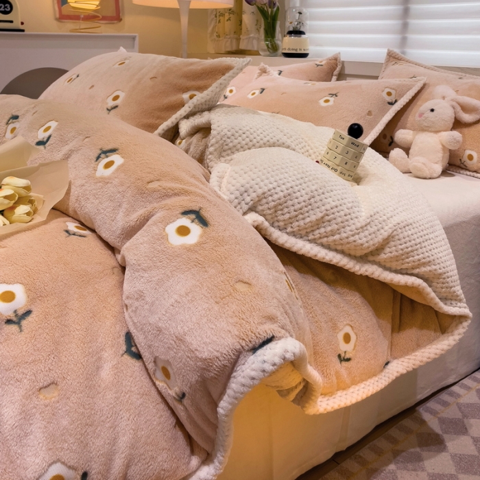 91家纺网 家纺一手货源 找家纺 锦威郎 2023新款云朵绒保暖牛奶绒毛毯绒单被套加绒加厚法莱绒四件套 小花黄