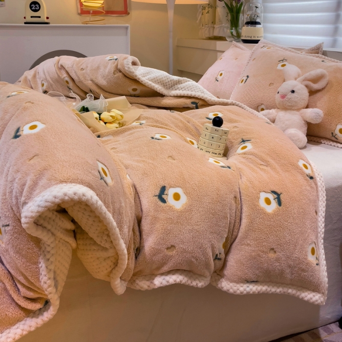91家纺网 家纺一手货源 找家纺 锦威郎 2023新款云朵绒保暖牛奶绒毛毯绒单被套加绒加厚法莱绒四件套 小花黄
