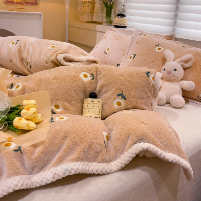 91家纺网 家纺一手货源 找家纺 锦威郎 2023新款云朵绒保暖牛奶绒毛毯绒单被套加绒加厚法莱绒四件套 小花黄