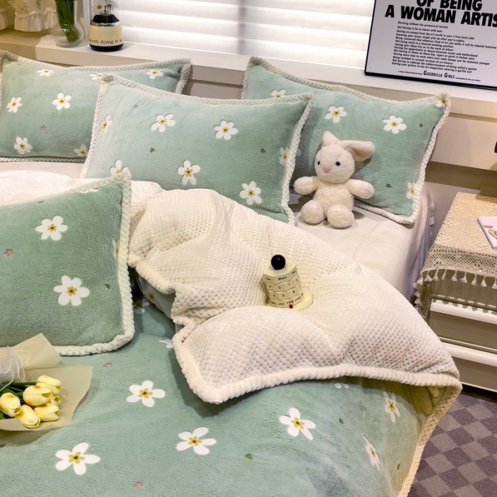 91家纺网 家纺一手货源 找家纺 锦威郎 2023新款云朵绒保暖牛奶绒毛毯绒单被套加绒加厚法莱绒四件套 小花绿