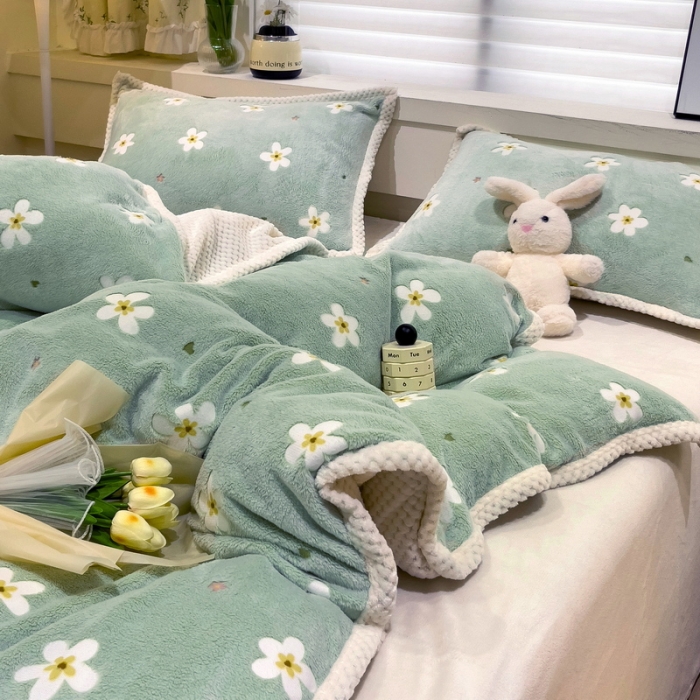 91家纺网 家纺一手货源 找家纺 锦威郎 2023新款云朵绒保暖牛奶绒毛毯绒单被套加绒加厚法莱绒四件套 小花绿