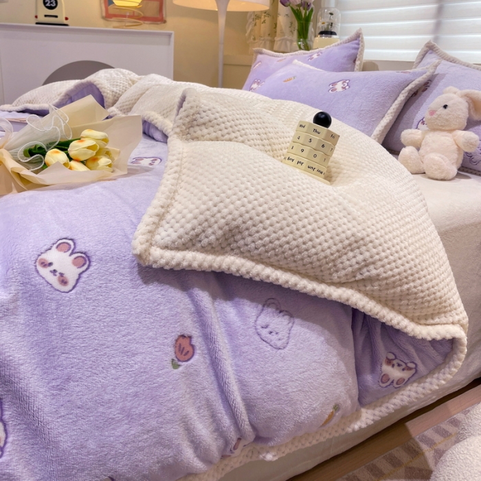 91家纺网 家纺一手货源 找家纺 锦威郎 2023新款云朵绒保暖牛奶绒毛毯绒单被套加绒加厚法莱绒四件套 小兔紫