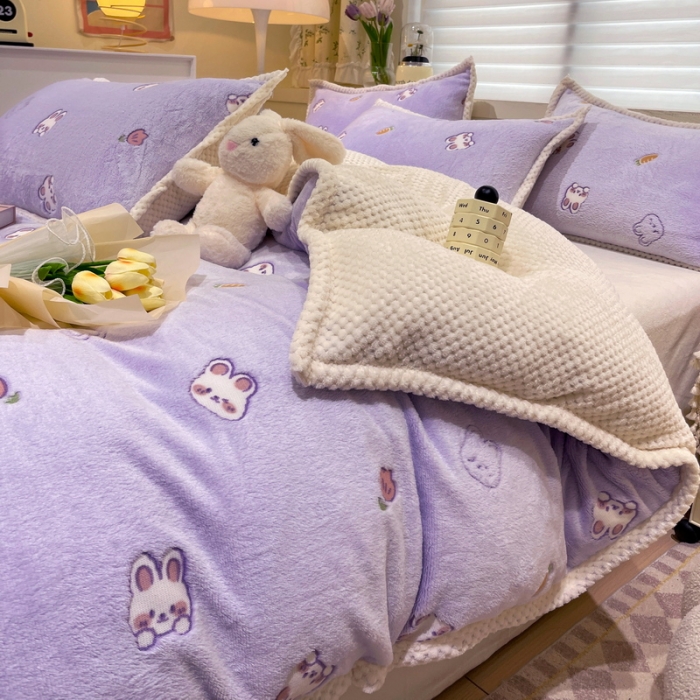 91家纺网 家纺一手货源 找家纺 锦威郎 2023新款云朵绒保暖牛奶绒毛毯绒单被套加绒加厚法莱绒四件套 小兔紫