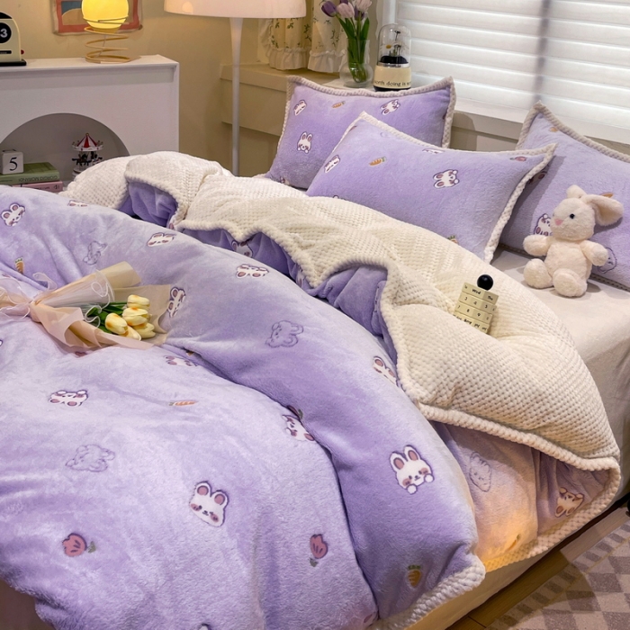 91家纺网 家纺一手货源 找家纺 锦威郎 2023新款云朵绒保暖牛奶绒毛毯绒单被套加绒加厚法莱绒四件套 小兔紫
