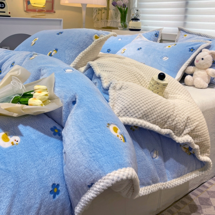 91家纺网 家纺一手货源 找家纺 锦威郎 2023新款云朵绒保暖牛奶绒毛毯绒单被套加绒加厚法莱绒四件套 鸭子蓝