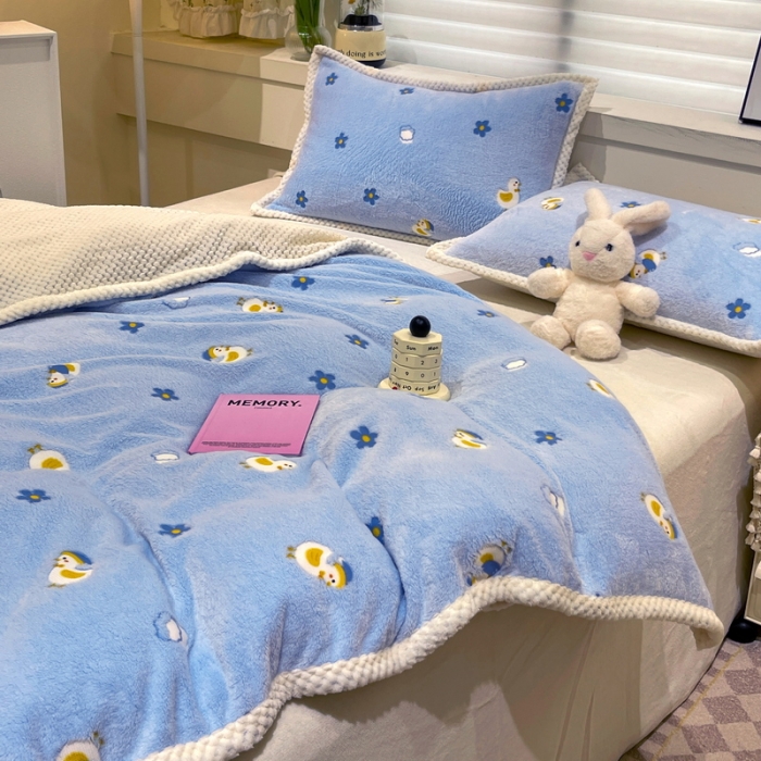 91家纺网 家纺一手货源 找家纺 锦威郎 2023新款云朵绒保暖牛奶绒毛毯绒单被套加绒加厚法莱绒四件套 鸭子蓝