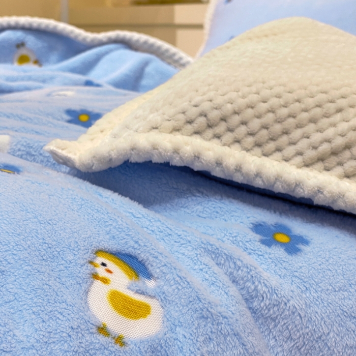 91家纺网 家纺一手货源 找家纺 锦威郎 2023新款云朵绒保暖牛奶绒毛毯绒单被套加绒加厚法莱绒四件套 鸭子蓝