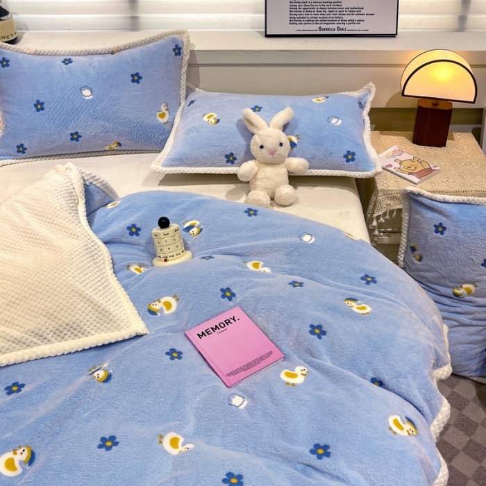 91家纺网 家纺一手货源 找家纺 锦威郎 2023新款云朵绒保暖牛奶绒毛毯绒单被套加绒加厚法莱绒四件套 鸭子蓝