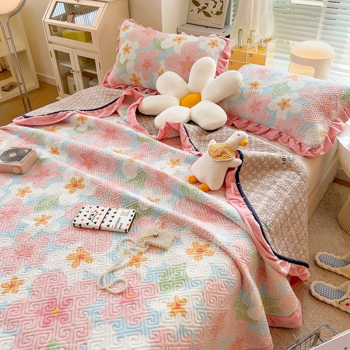 91家纺网 家纺一手货源 找家纺 慕木  2025新款A类小清新加厚多功能牛奶绒夹棉床盖 花田