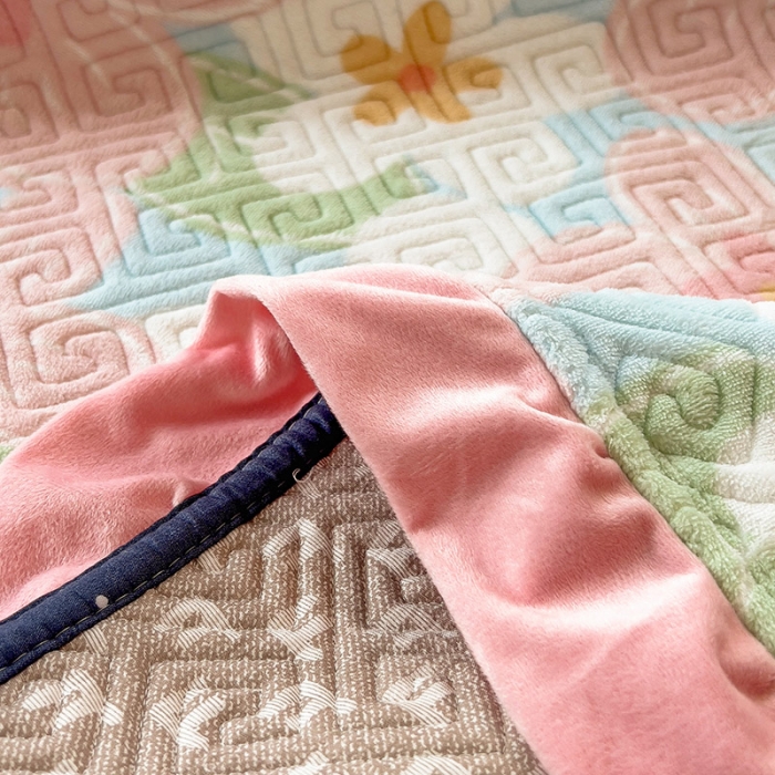 91家纺网 家纺一手货源 找家纺 慕木  2025新款A类小清新加厚多功能牛奶绒夹棉床盖 花田