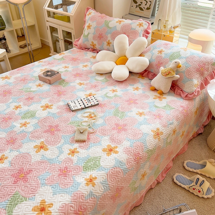 91家纺网 家纺一手货源 找家纺 慕木  2025新款A类小清新加厚多功能牛奶绒夹棉床盖 花田