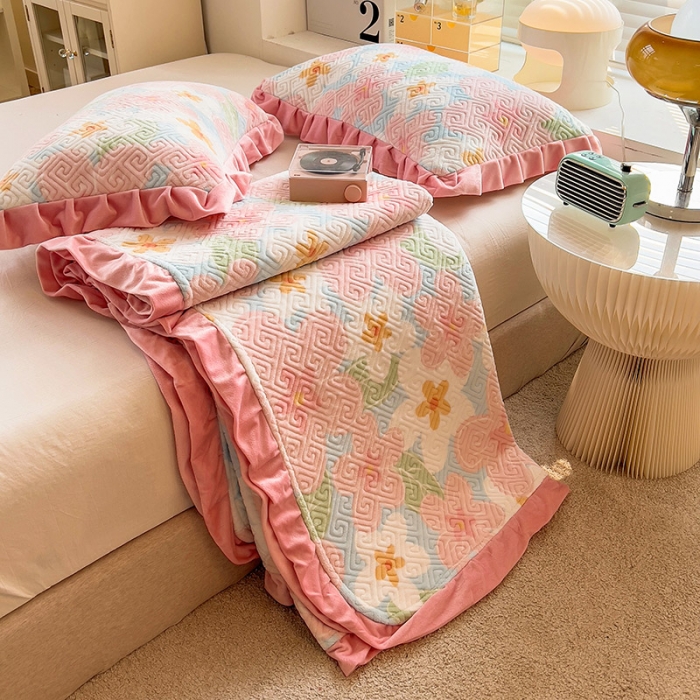 91家纺网 家纺一手货源 找家纺 慕木  2025新款A类小清新加厚多功能牛奶绒夹棉床盖 花田