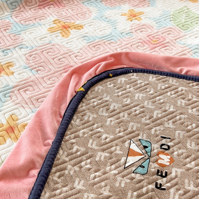 91家纺网 家纺一手货源 找家纺 慕木  2025新款A类小清新加厚多功能牛奶绒夹棉床盖 花田