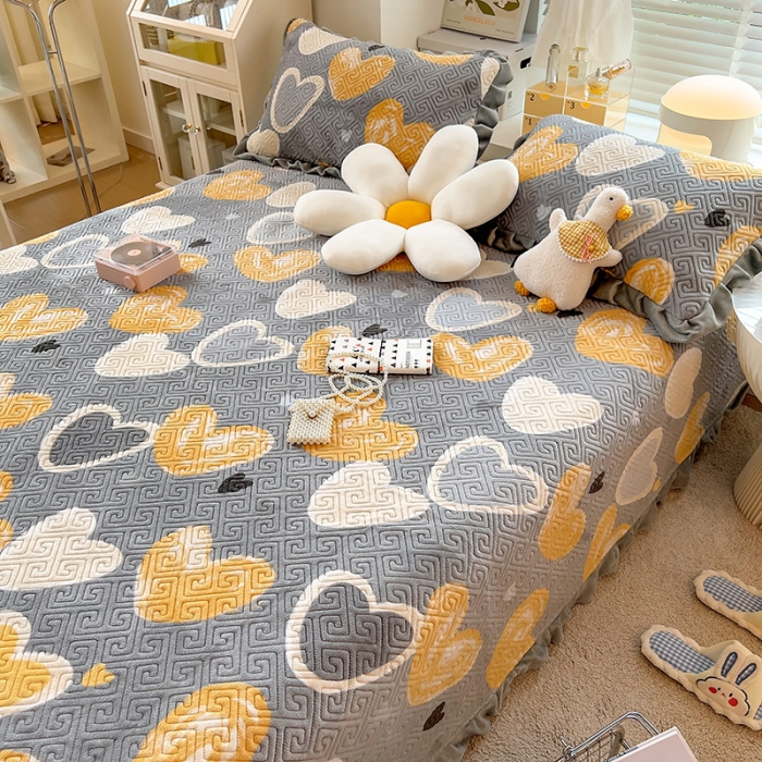 91家纺网 家纺一手货源 找家纺 慕木  2025新款A类小清新加厚多功能牛奶绒夹棉床盖 恋心