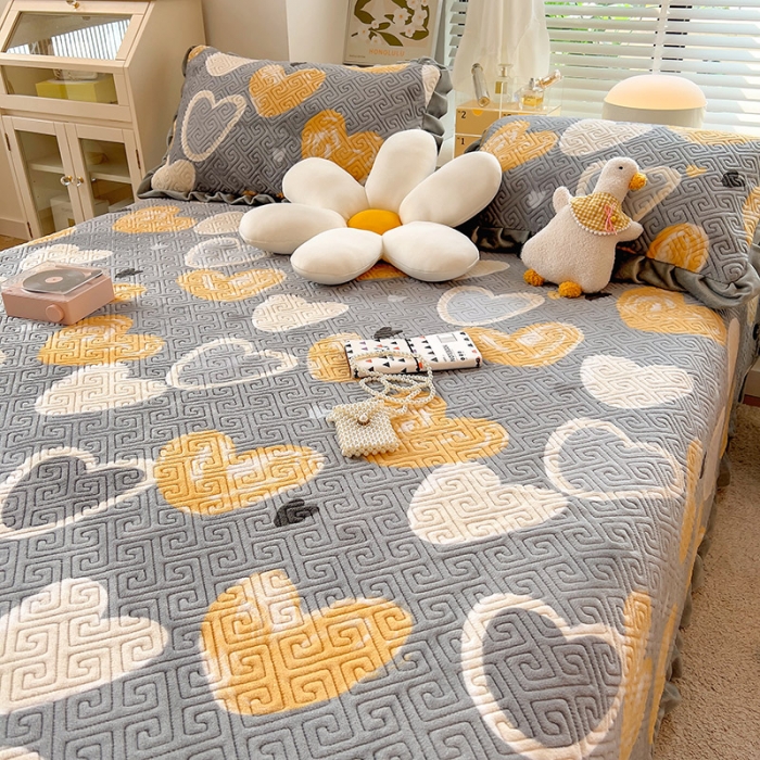 91家纺网 家纺一手货源 找家纺 慕木  2025新款A类小清新加厚多功能牛奶绒夹棉床盖 恋心