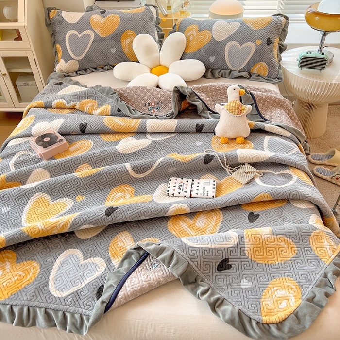 91家纺网 家纺一手货源 找家纺 慕木  2025新款A类小清新加厚多功能牛奶绒夹棉床盖 恋心