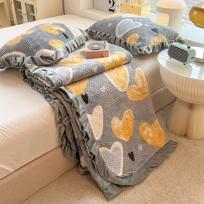 91家纺网 家纺一手货源 找家纺 慕木  2025新款A类小清新加厚多功能牛奶绒夹棉床盖 恋心