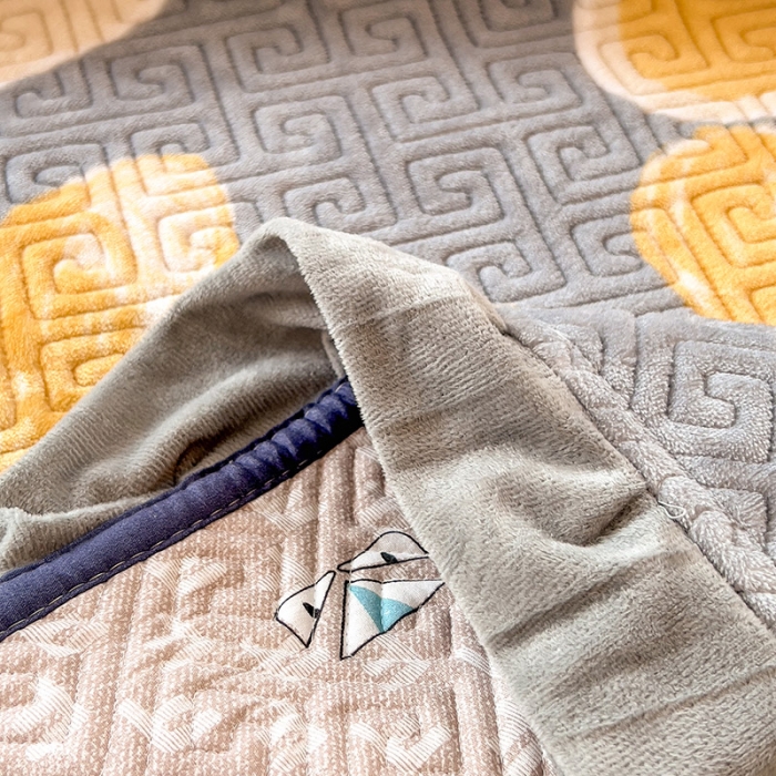 91家纺网 家纺一手货源 找家纺 慕木  2025新款A类小清新加厚多功能牛奶绒夹棉床盖 恋心