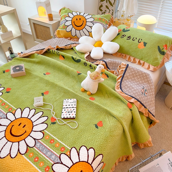 91家纺网 家纺一手货源 找家纺 慕木  2025新款A类小清新加厚多功能牛奶绒夹棉床盖 太阳花