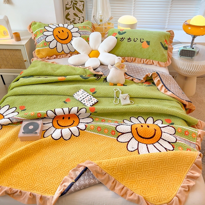 91家纺网 家纺一手货源 找家纺 慕木  2025新款A类小清新加厚多功能牛奶绒夹棉床盖 太阳花