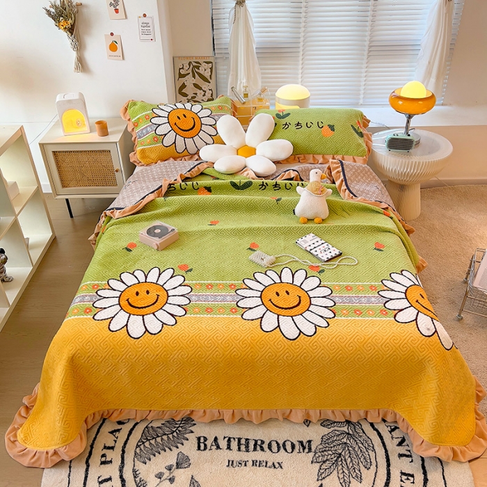 91家纺网 家纺一手货源 找家纺 慕木  2025新款A类小清新加厚多功能牛奶绒夹棉床盖 太阳花