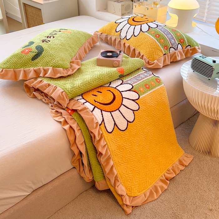 91家纺网 家纺一手货源 找家纺 慕木  2025新款A类小清新加厚多功能牛奶绒夹棉床盖 太阳花