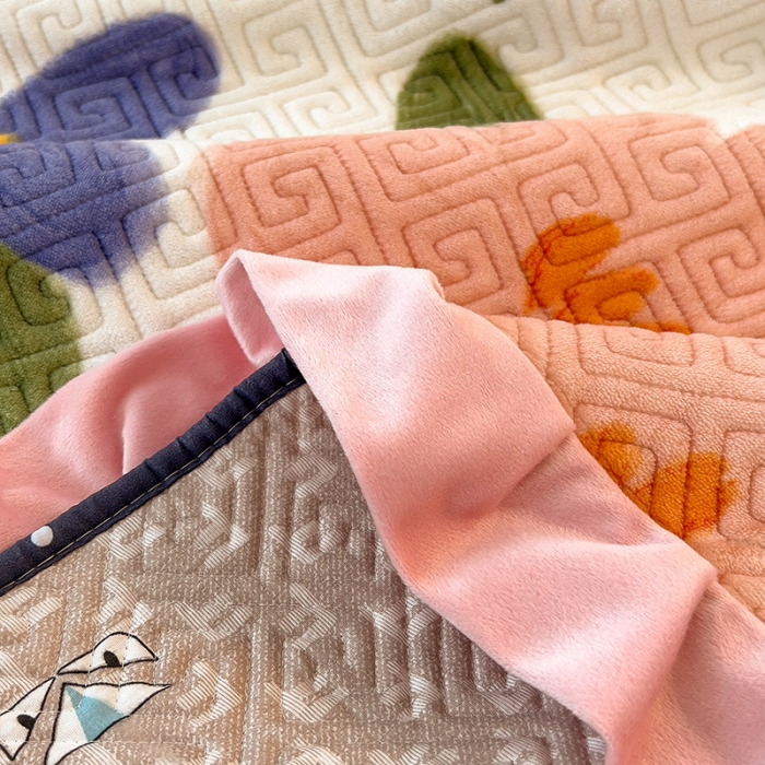 91家纺网 家纺一手货源 找家纺 慕木  2025新款A类小清新加厚多功能牛奶绒夹棉床盖 辰花