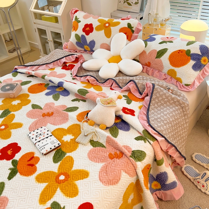 91家纺网 家纺一手货源 找家纺 慕木  2025新款A类小清新加厚多功能牛奶绒夹棉床盖 辰花