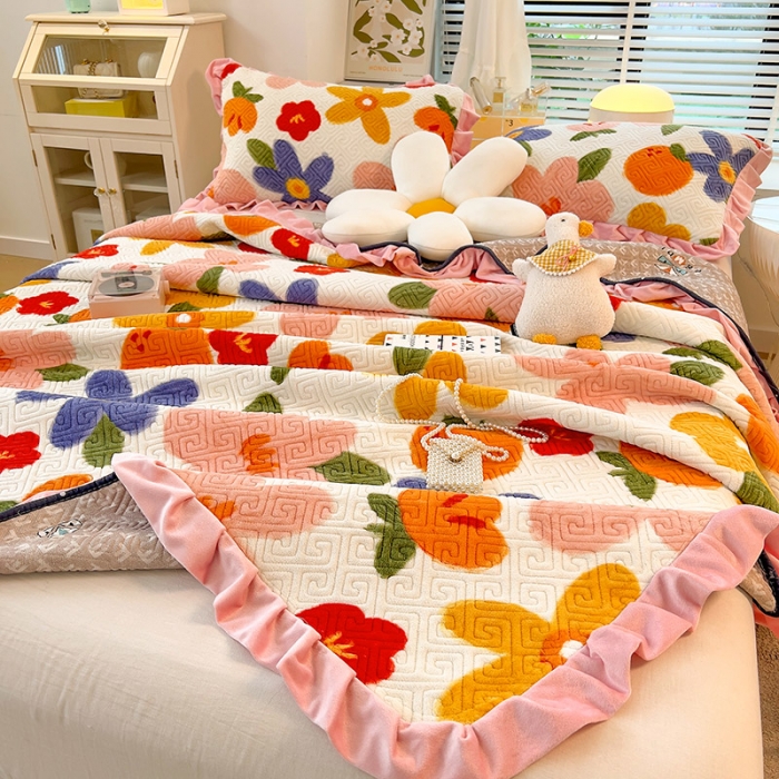 91家纺网 家纺一手货源 找家纺 慕木  2025新款A类小清新加厚多功能牛奶绒夹棉床盖 辰花