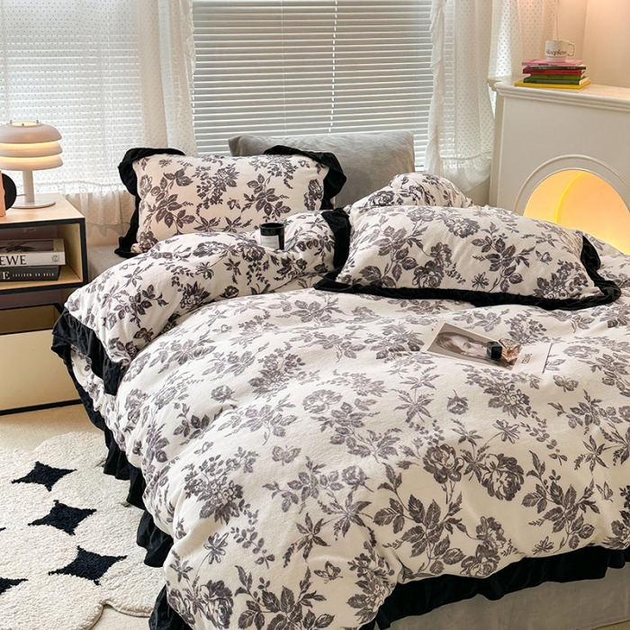 91家纺网 家纺一手货源 找家纺 昔可 2023新款韩系ins花边款牛奶绒四件套 法式茶歇黑