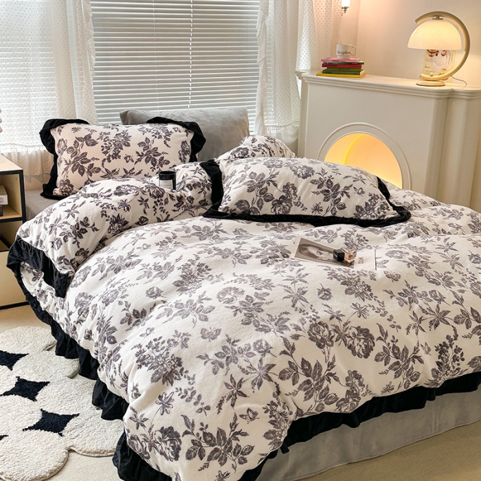 91家纺网 家纺一手货源 找家纺 昔可 2023新款韩系ins花边款牛奶绒四件套 法式茶歇黑