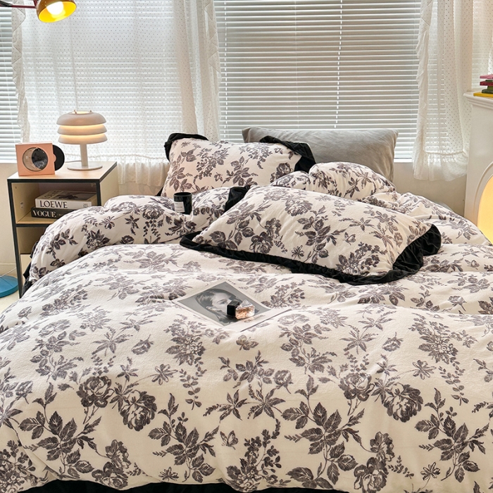 91家纺网 家纺一手货源 找家纺 昔可 2023新款韩系ins花边款牛奶绒四件套 法式茶歇黑