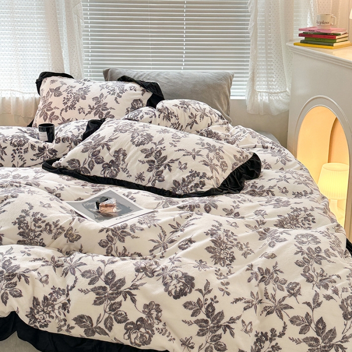 91家纺网 家纺一手货源 找家纺 昔可 2023新款韩系ins花边款牛奶绒四件套 法式茶歇黑