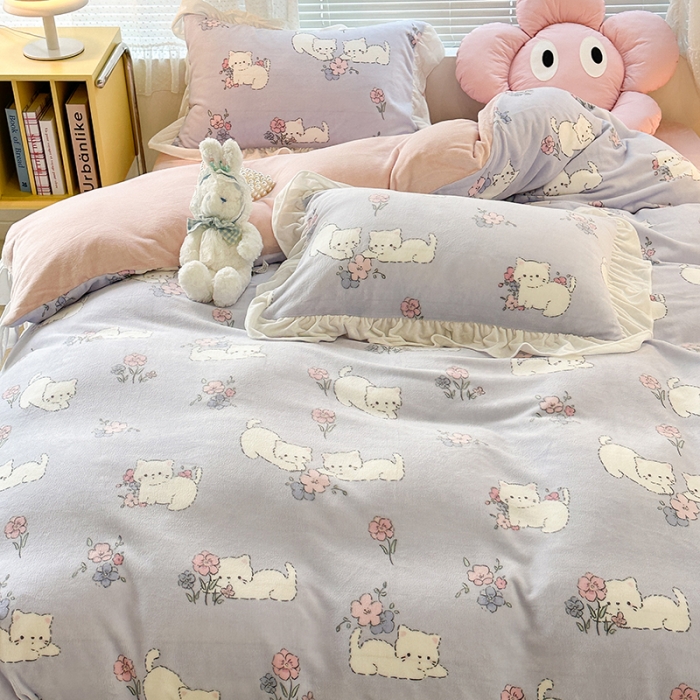 91家纺网 家纺一手货源 找家纺 昔可 2023新款韩系ins花边款牛奶绒四件套 花花小猫咪