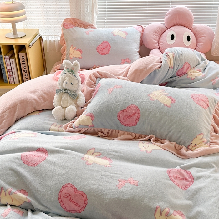 91家纺网 家纺一手货源 找家纺 昔可 2023新款韩系ins花边款牛奶绒四件套 萝莉爱心兔