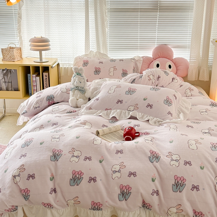 91家纺网 家纺一手货源 找家纺 昔可 2023新款韩系ins花边款牛奶绒四件套 萌萌粉底郁金香兔