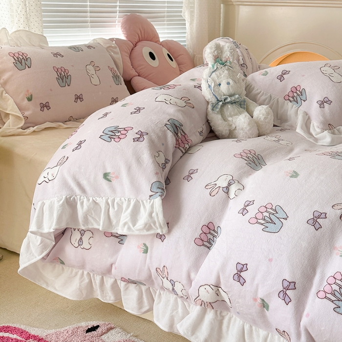 91家纺网 家纺一手货源 找家纺 昔可 2023新款韩系ins花边款牛奶绒四件套 萌萌粉底郁金香兔