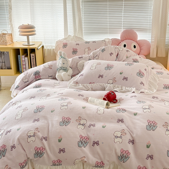 91家纺网 家纺一手货源 找家纺 昔可 2023新款韩系ins花边款牛奶绒四件套 萌萌粉底郁金香兔