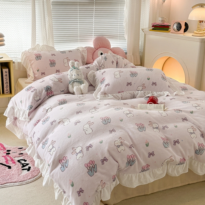 91家纺网 家纺一手货源 找家纺 昔可 2023新款韩系ins花边款牛奶绒四件套 萌萌粉底郁金香兔