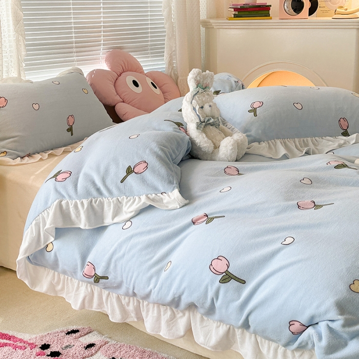 91家纺网 家纺一手货源 找家纺 昔可 2023新款韩系ins花边款牛奶绒四件套 奶蓝爱心郁金香