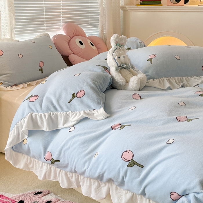 91家纺网 家纺一手货源 找家纺 昔可 2023新款韩系ins花边款牛奶绒四件套 奶蓝爱心郁金香