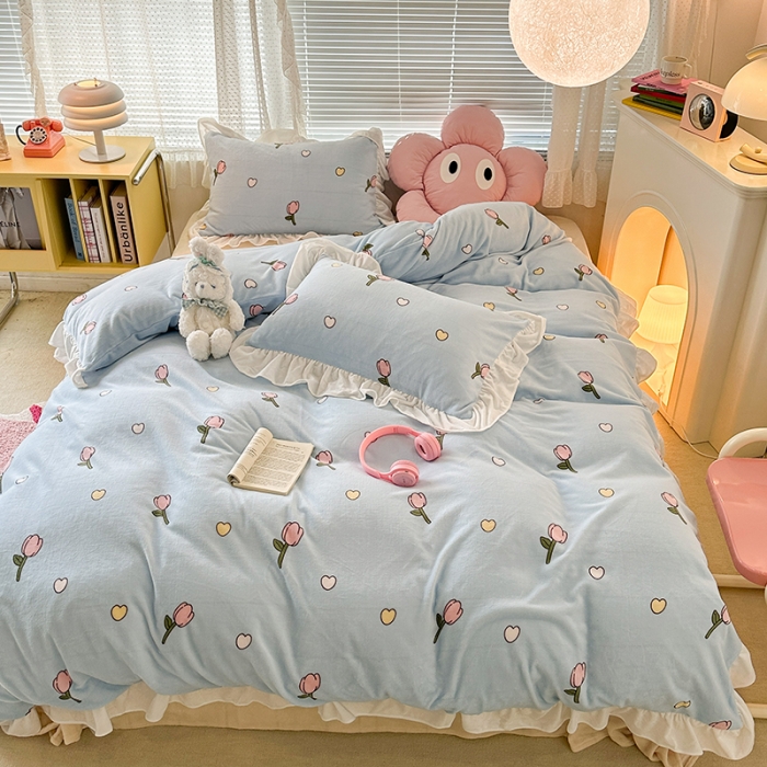 91家纺网 家纺一手货源 找家纺 昔可 2023新款韩系ins花边款牛奶绒四件套 奶蓝爱心郁金香