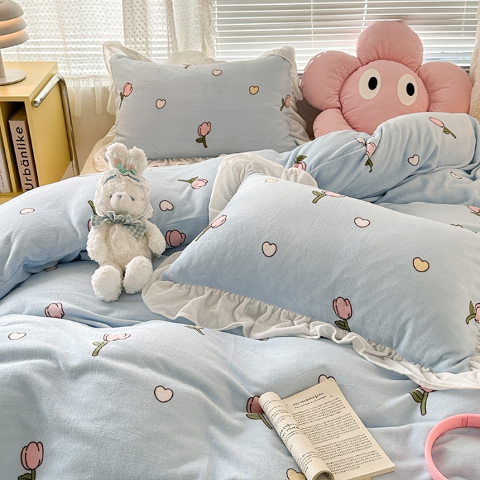 91家纺网 家纺一手货源 找家纺 昔可 2023新款韩系ins花边款牛奶绒四件套 奶蓝爱心郁金香