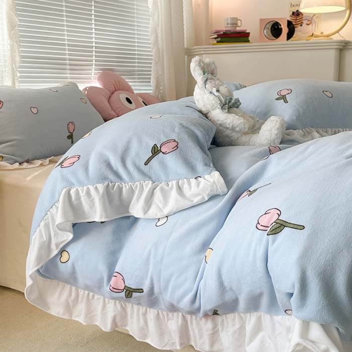 91家纺网 家纺一手货源 找家纺 昔可 2023新款韩系ins花边款牛奶绒四件套 奶蓝爱心郁金香