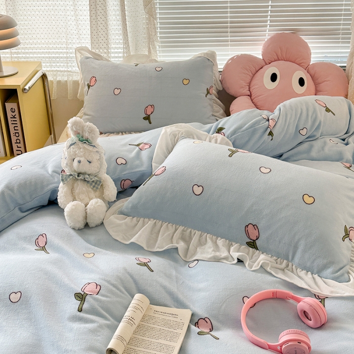 91家纺网 家纺一手货源 找家纺 昔可 2023新款韩系ins花边款牛奶绒四件套 奶蓝爱心郁金香